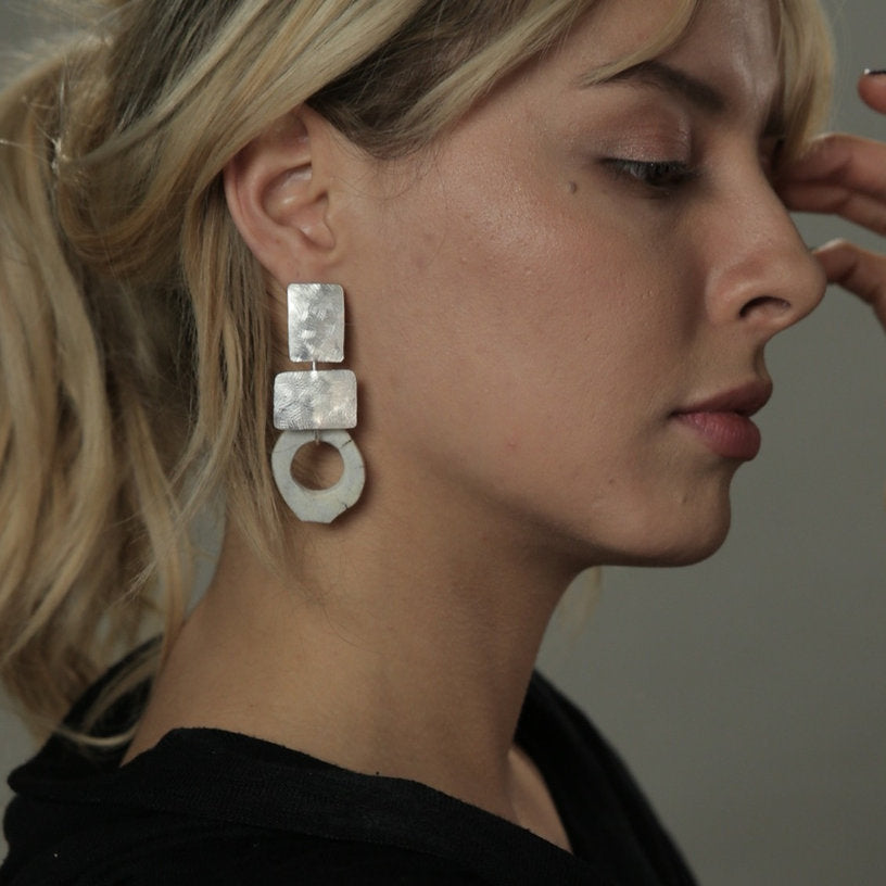 Artisan dangle earrings made of hammered bronze with gold or silver plating and natural deer horn, ethical boho statement jewelry