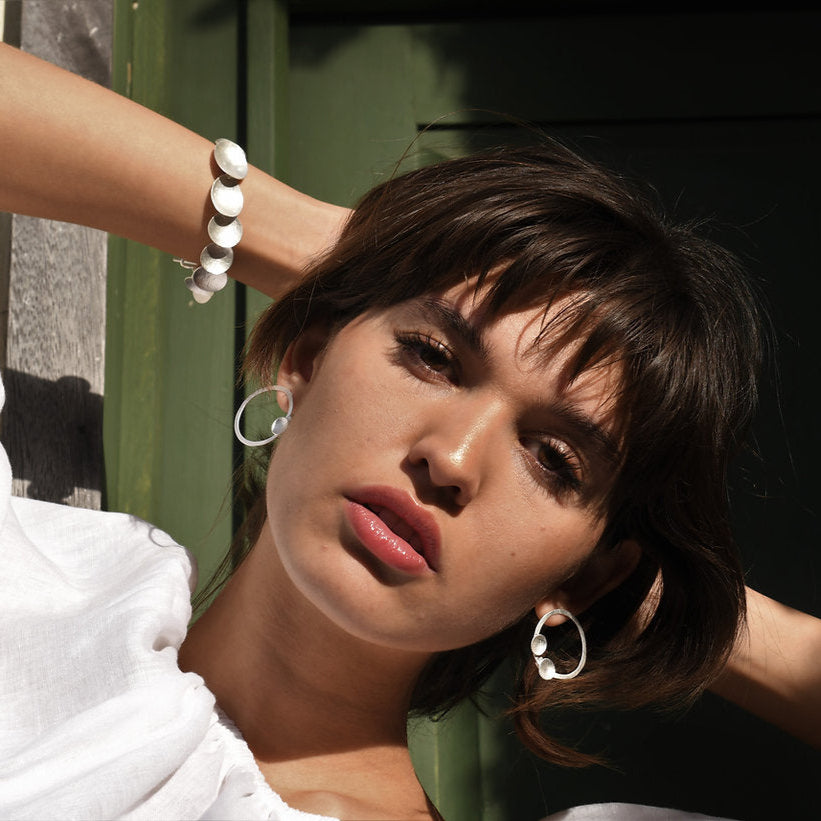 Handcrafted hammered hoop earrings in 24k gold or silver plating – Olpe design