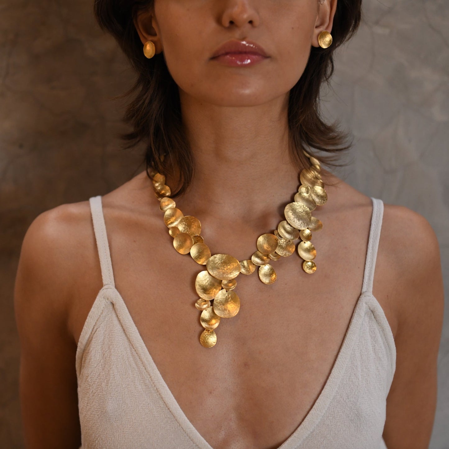Cráteras Sculptural Hammered Disc Gold Statement Necklace