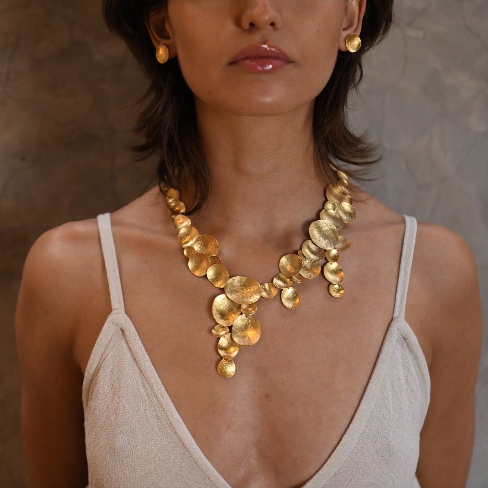 Cráteras Sculptural Hammered Disc Gold Statement Necklace