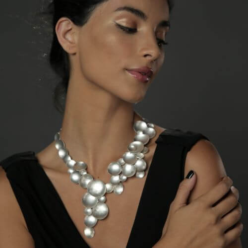 Cráteras Sculptural Hammered Disc Gold Statement Necklace