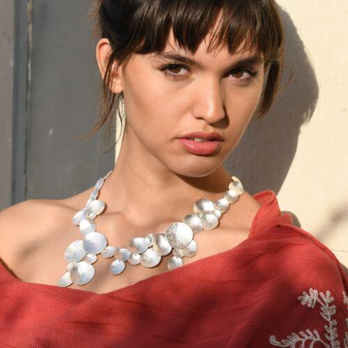 Cráteras Sculptural Hammered Disc Gold Statement Necklace