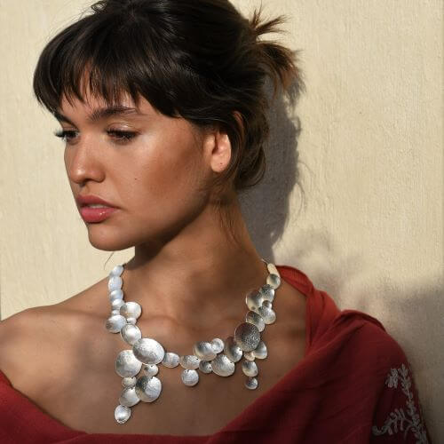 Cráteras Sculptural Hammered Disc Gold Statement Necklace