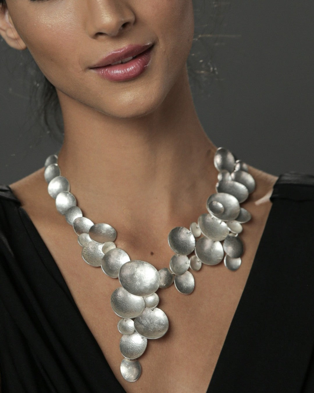 Cráteras Sculptural Hammered Disc Gold Statement Necklace