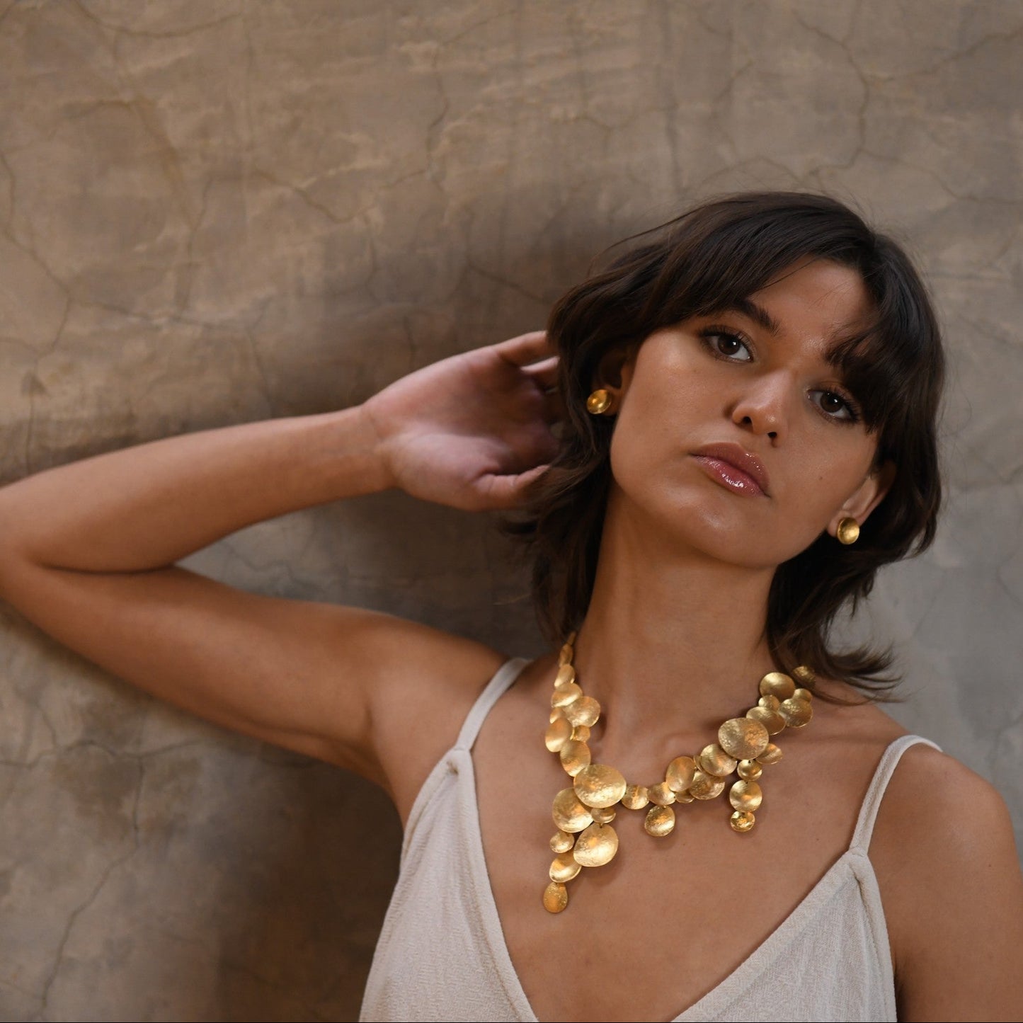 Cráteras Sculptural Hammered Disc Gold Statement Necklace