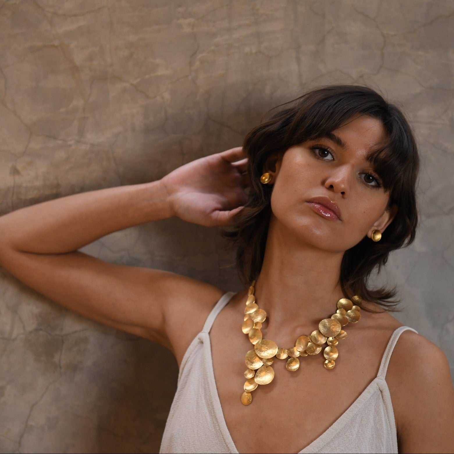 Cráteras Sculptural Hammered Disc Gold Statement Necklace