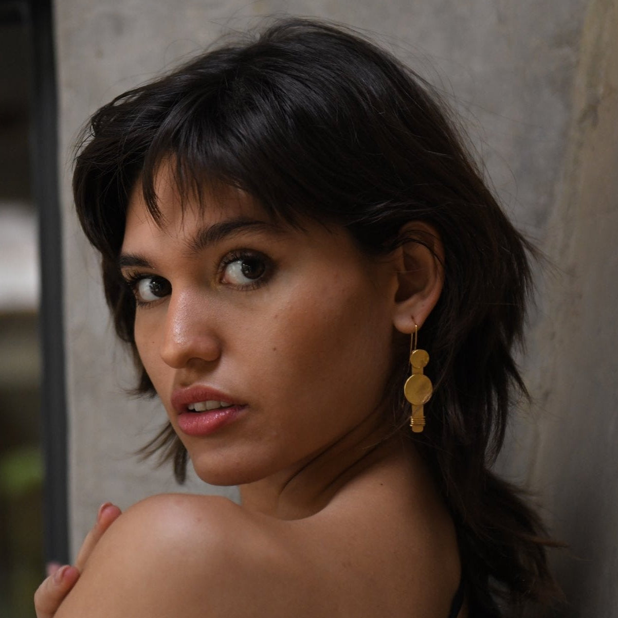 Dólium geometric dangle earrings, bronze with gold or silver plating, handcrafted hammered design, artisanal Mexican jewelry.