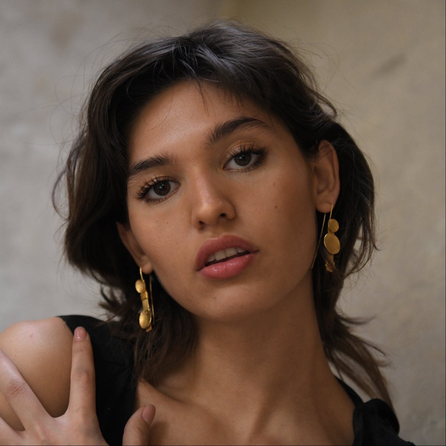 Dólium geometric dangle earrings, bronze with gold or silver plating, handcrafted hammered design, artisanal Mexican jewelry.