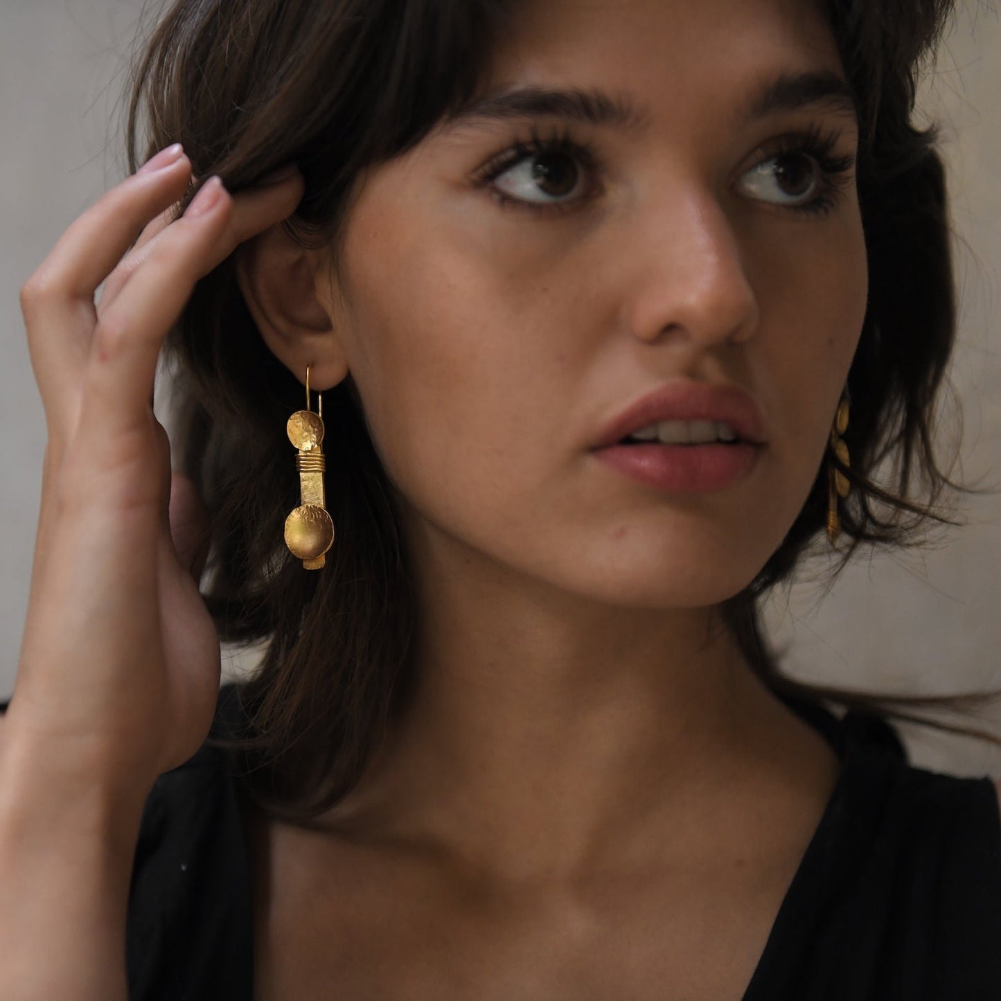 Dólium geometric dangle earrings, bronze with gold or silver plating, handcrafted hammered design, artisanal Mexican jewelry.