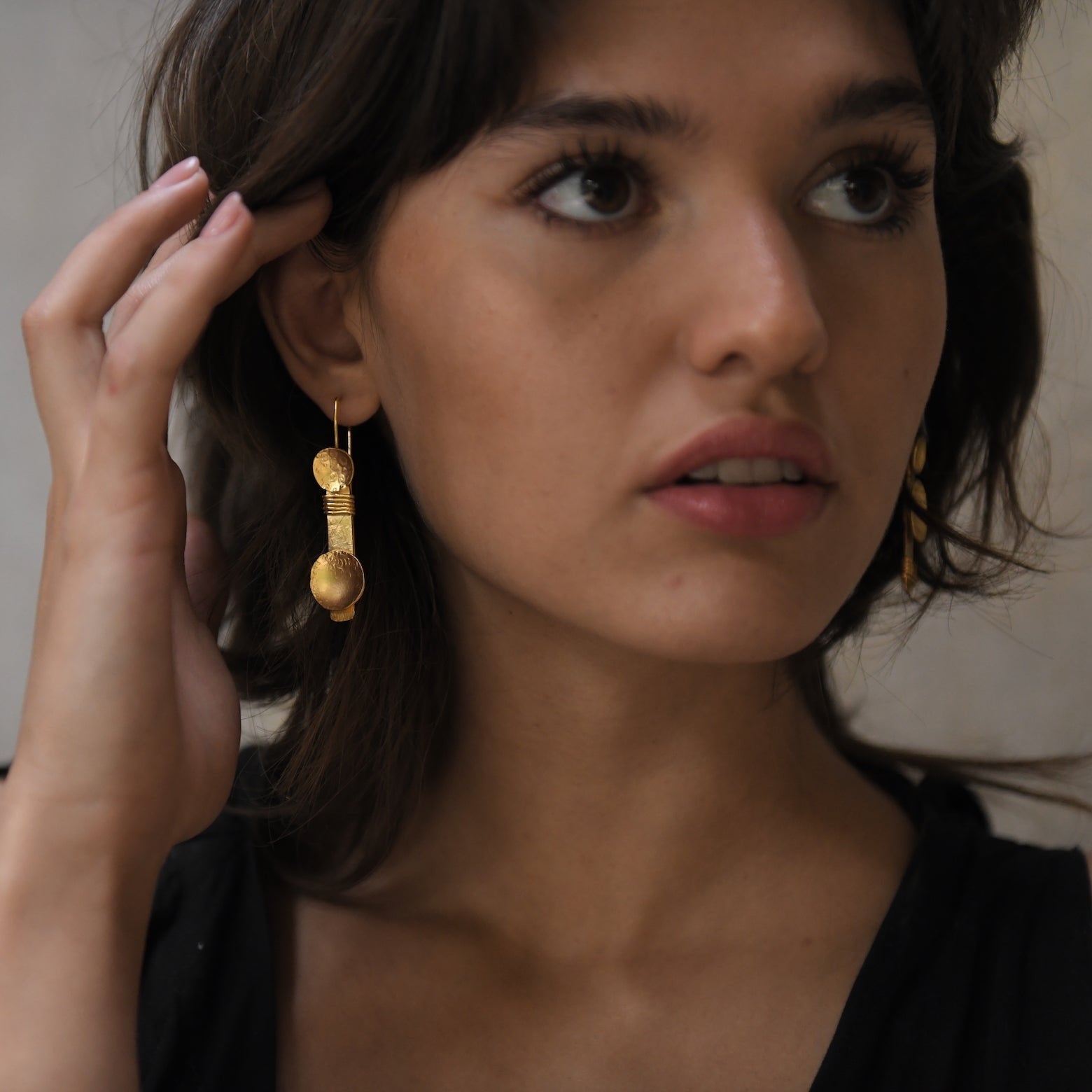 Dólium geometric dangle earrings, bronze with gold or silver plating, handcrafted hammered design, artisanal Mexican jewelry.