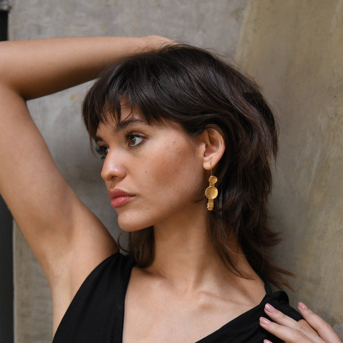 Dólium geometric dangle earrings, bronze with gold or silver plating, handcrafted hammered design, artisanal Mexican jewelry.