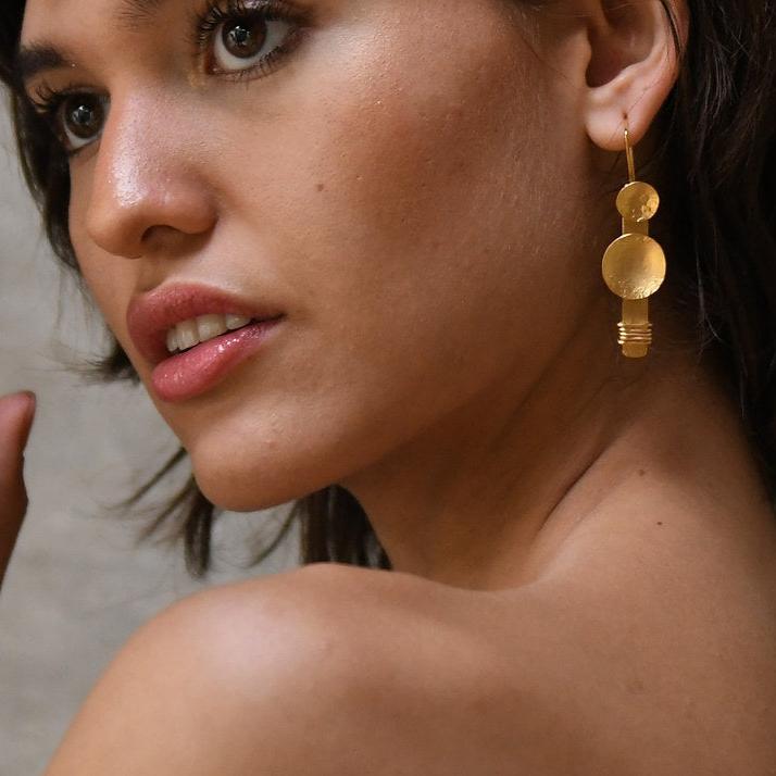 Dólium geometric dangle earrings, bronze with gold or silver plating, handcrafted hammered design, artisanal Mexican jewelry.