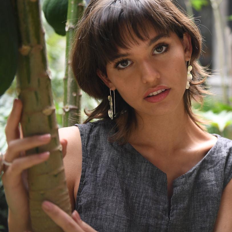 Dólium geometric dangle earrings, bronze with gold or silver plating, handcrafted hammered design, artisanal Mexican jewelry.