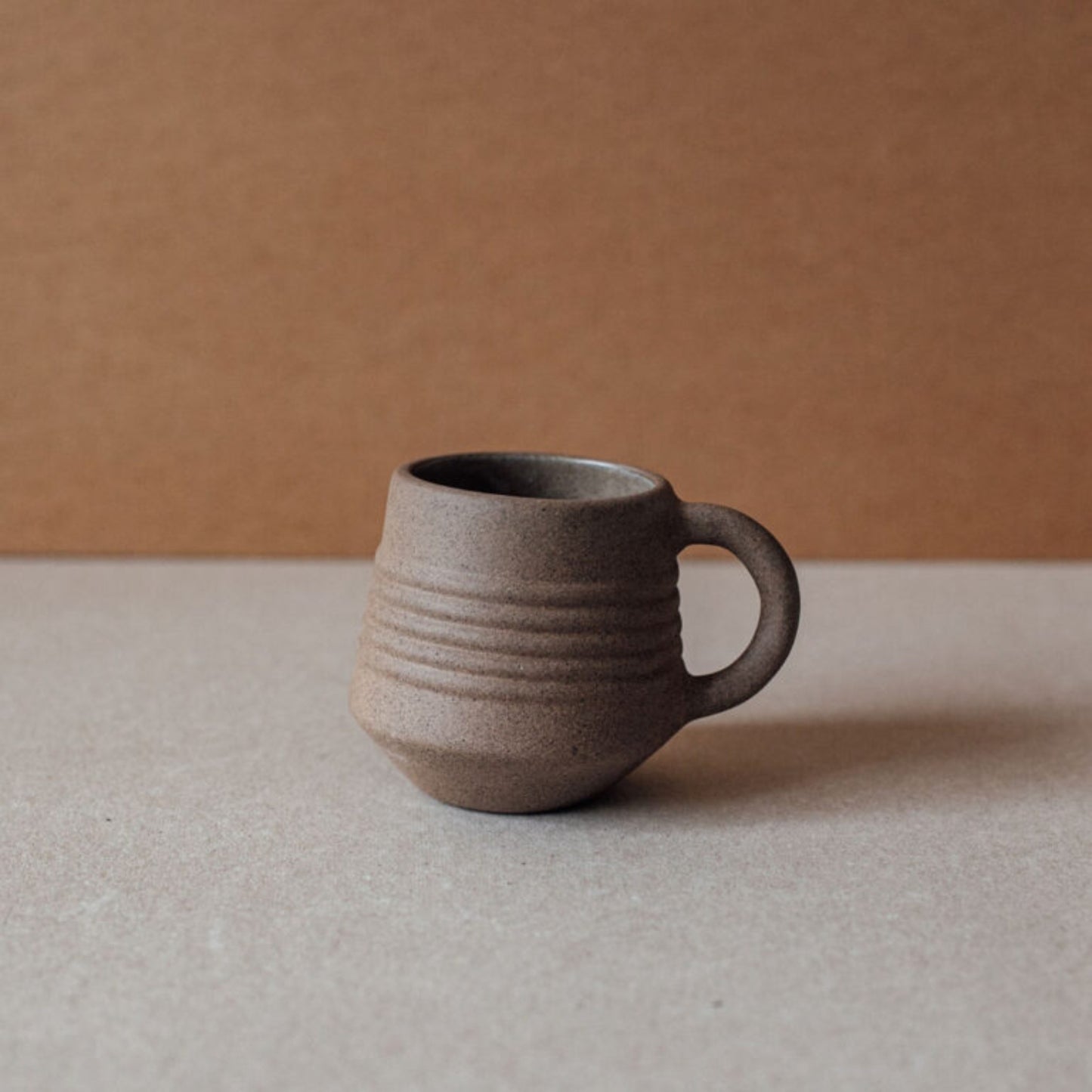 Single ridge terracotta mug, minimalist ceramic coffee cup with horizontal carved texture